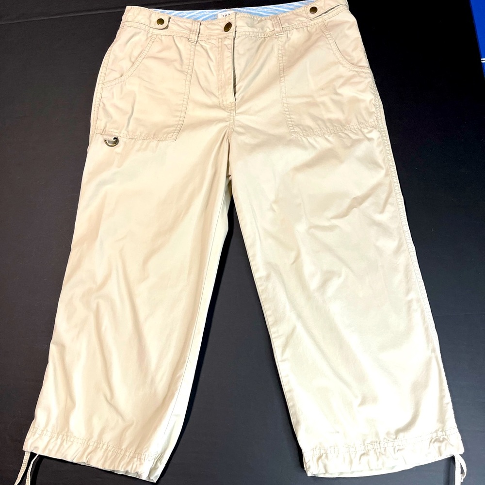 5/$15 Khaki Van Heusen Capri Pants Ladies Size 10